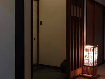 *お食事処／どんなお料理が出てくるのかはお楽しみ
