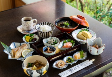 *【朝食一例】ゆっくりと和朝食を食し、境内を散策・参拝して清々しい朝をお迎えください。