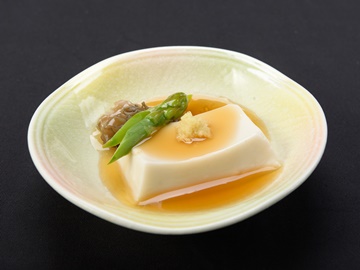 *【精進料理　一例】口当たりのやわらかい、あんかけのお豆腐。生姜が風味を引き立てます。