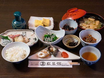 *【朝食一例】ゆっくりと和朝食を食し、境内を散策・参拝して清々しい朝をお迎えください。