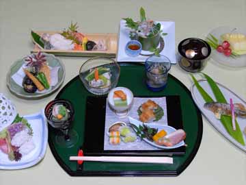 旬の食材をふんだんに使用した季節の京風会席