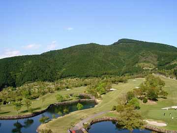 *晴れた日のコースからは 風林火山で有名な白鳥山をご覧いただけます！