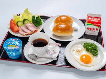 *【洋朝食】ふんわりパンと目玉焼き、コーヒーで心満たされる朝食をご用意