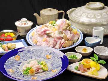 *【若狭ふぐ★上コース】。《てっぴ》《てっさ》はもちろん、鍋や焼きふぐのついたフルコースです。