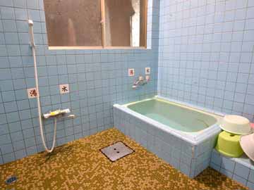 *母屋１階にある、懐かしい雰囲気のタイル貼りのお風呂。ご自身で湯温は調節してください。