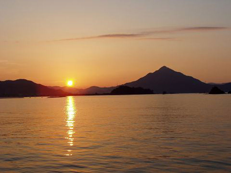 若葉山と和田ビーチに沈む美しい夕日。