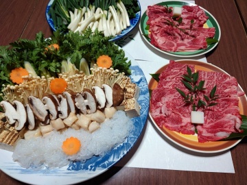 *選べる鍋プランにプラス料金で【牛すき焼き鍋】もご注文いただけます。事前予約制。※写真は４人前です。