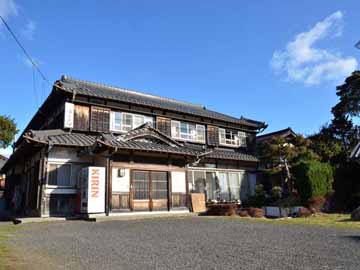 *日本の快水浴場百選に選ばれた「若狭和田ビーチ」へ徒歩5分。国道沿いにあり大型車や重機の駐車もOKです。