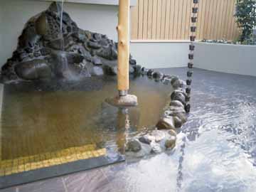 「バーデハウスふくち」の露天風呂。泉質はアルカリ性単純温泉です。