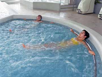 「バーデハウスふくち」の気泡浴。無重力気分が味わえます♪