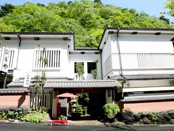 京都貴船の中心に威風堂々とした佇まいで皆様をお待ちしております。