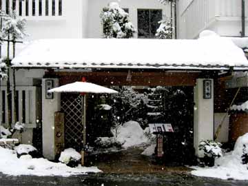 冬は雪が積もり、風情が増します。