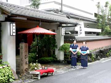 貴船口駅から約2キロ、貴船神社へは徒歩3分。貴船川に面したお宿です