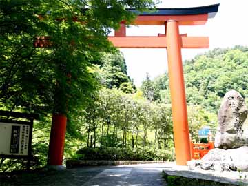 縁結びで有名な貴船神社までは当館より徒歩3分♪