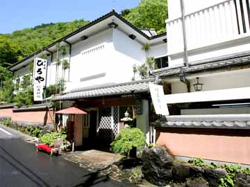 京都貴船の中心に威風堂々とした佇まいで皆様をお待ちしております