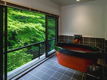 *【特別室】温泉ではございませんが、 半露天風呂でゆったりとしたバスタイムをお過ごしいただけます。