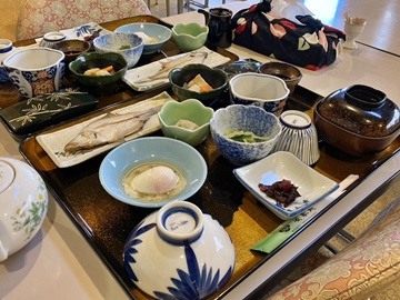 *宍道湖のしじみのお味噌汁に炊きたてご飯など、手作りの和食です。