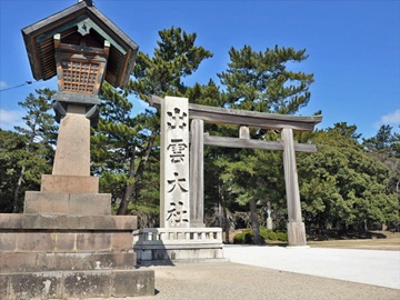 *【出雲大社】八雲山を背にした境内には森厳な空気が漂い、神々が集う、大いなる社　出雲大社。