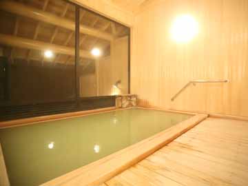 *2017年新築の温泉棟：大浴場内湯　新しい檜の浴槽は香りもお楽しみいただけます。