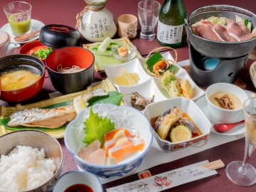 *夕食一例（創作和会席）／地産の山の恵みを味わう会席料理。信州そばや沢蟹、イワナなど信州ならではの味