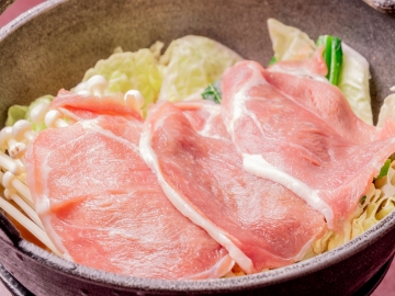 *夕食一例（肉料理）／ジューシーな豚肉から高たんぱく低カロリーしし鍋等自慢の１品をご提供します。