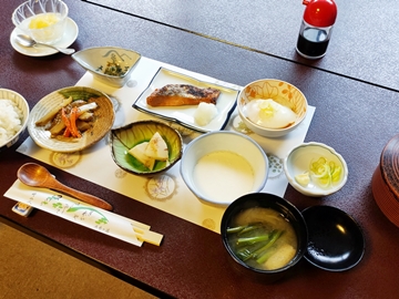 *朝食一例／朝でも手を抜かず、時間をかけた品目豊富な和朝食をお楽しみください。