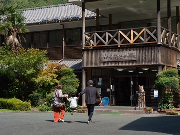 *【家族旅行イメージ】当館では各種田舎体験プログラムなどをご用意いたしております。川遊びも楽しい！