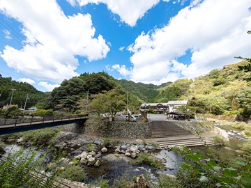 *【外観】かつての小学校を改築した当館では川遊び・田舎体験をお楽しみいただけます。