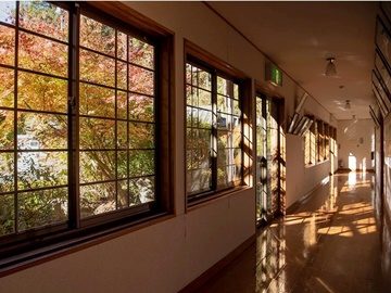 *【施設・廊下】かつての小学校の面影の残る廊下は写真映えスポットです。