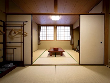 *【本館2F／和室6畳2間※バス・トイレ別】合計12畳の広々としたお部屋でございます。