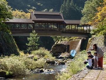 *【ファミリーご滞在イメージ】目の前で川遊びをお楽しみいただけます。