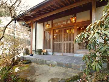 *美しい自然の中に佇む宿…山菜を使用したお食事と手打ちそばに舌鼓。