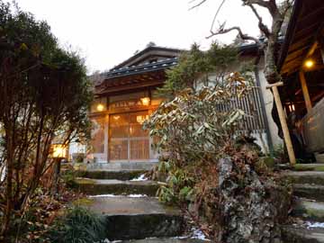 *美しい自然の中に佇む宿…山菜を使用したお食事と手打ちそばに舌鼓。