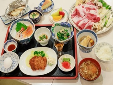 *冬のご夕食一例/冬季限定！肉・魚・野菜など一食で様々なお料理を楽しめます。