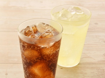 *ソフトドリンク/ウーロン茶やコーラなど（3～5種類）、セルフサービスでお替わり自由！