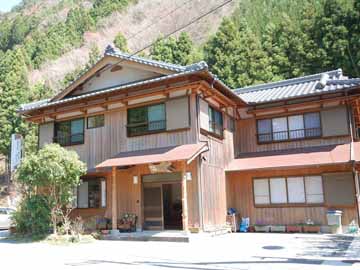 自然に囲まれた当館。目の前には日高川が流れており四季折々の風景をお楽しみいただけます。