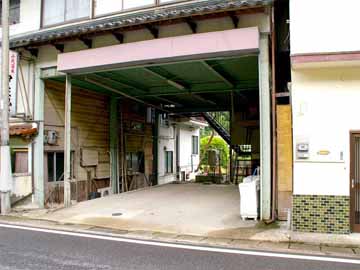 4台まで駐車OKのガレージ（屋内駐車場）★バイクでお越しの方も安心ですよ♪