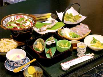 地元の無農薬・天然食材を中心としたお料理コース。その時々の美味をご堪能下さい。（一例）