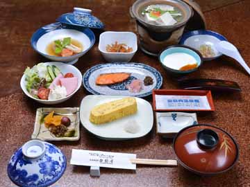 *ご朝食一例/優しい味付けの朝食。土地の滋味を愉しむお料理が、朝の食卓を彩ります。