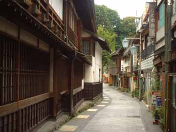 渋温泉の風情ある街。木造造りの家屋が多く建ち並びます。