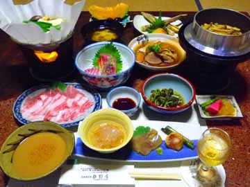 女将が腕をふるった郷土料理の数々。旬ごとに変わる手作りの果実酒も香り豊かで美味しいです♪