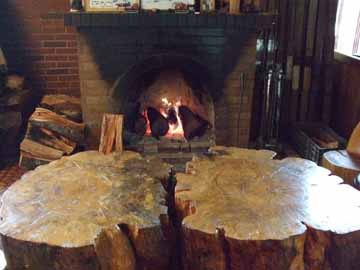 薪がくべられたレンガ造りの暖炉。パチパチと爆ぜる火の音以外、会話を遮るものはありません。