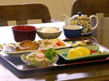 ボリュームたっぷり朝ごはん！日替わりで【和食】または【洋食】をご用意いたします。