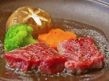 ■夕食一例■ジュ～っと音をたてながら焼く“和牛ステーキ” 目で味わっても舌で味わっても大満足です。