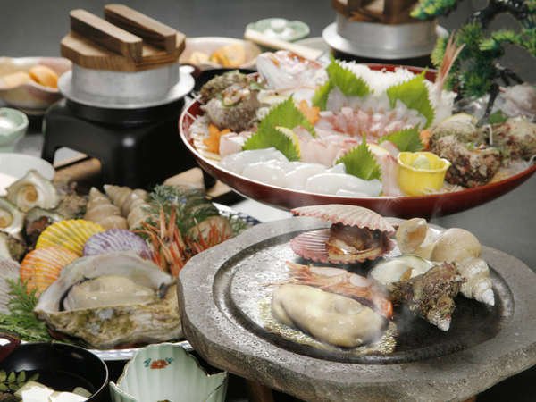 ■隠岐海鮮石焼（一例）■島根和牛・ひおうぎ貝・さざえなどをジュワ～っ！とっても美味しいですよ♪