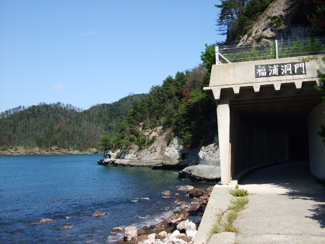 旧福浦トンネルは真っ青な海と潮風がとても気持ちイイ散歩コースです
