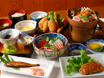 *夕食一例/四季折々の食材や地の食材を利用した刺身こんにゃくなど、各種料理をご用意しております。