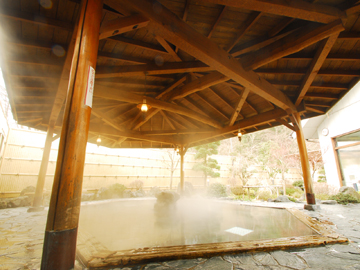 *露店風呂/木の優しさを感じる檜風呂と、自然の素朴な雰囲気を堪能できる岩風呂の2種類がございます。