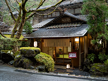 *貴船料亭街の一番手前にございます当館。貴船の玄関口で初めてのお客様も迷わずお越し頂けます