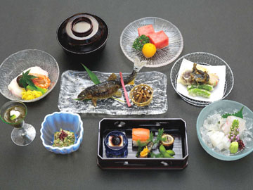 夏の川床会席<7800円コース>会席コースのスタンダードになります。日帰りもどうぞ。